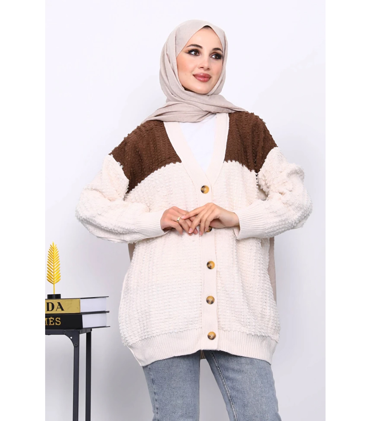 Krem V Yaka Düğmeli Triko Hırka